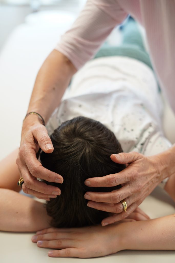 hände klopfen auf kopf