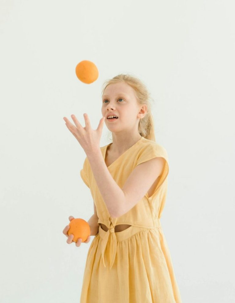 mädchen jongliert bälle