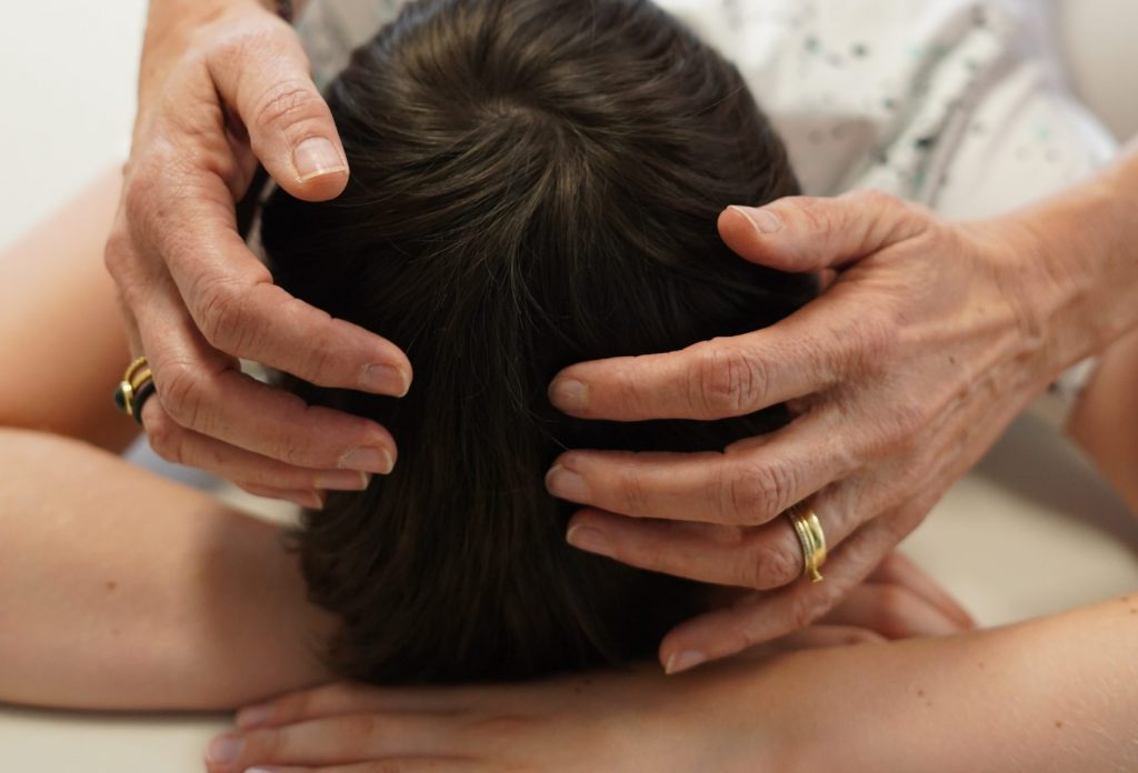 kopf klopfen mit fingern